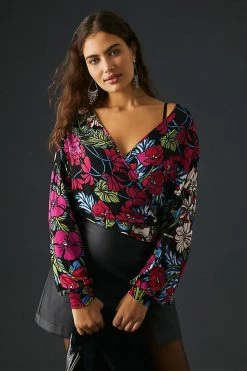 Outlet 🔔 Tiny Finley V-Neck Top BLACK 💯