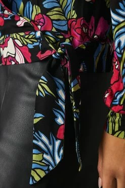 Outlet 🔔 Tiny Finley V-Neck Top BLACK 💯 -Pilcro shop unnamed file 537