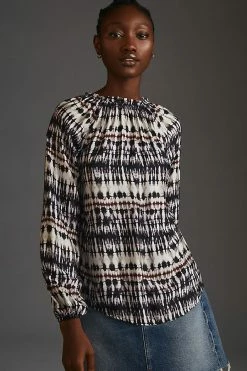 Budget 😉 Bella Dahl Lucy Raglan Shirred-Neck Blouse BLACK MOTIF 🛒 -Pilcro shop unnamed file 621